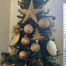 Árbol De Navidad Con Ornamentos