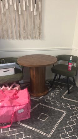 Round dining table