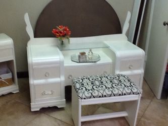 Vanity and bench. Has original mirror