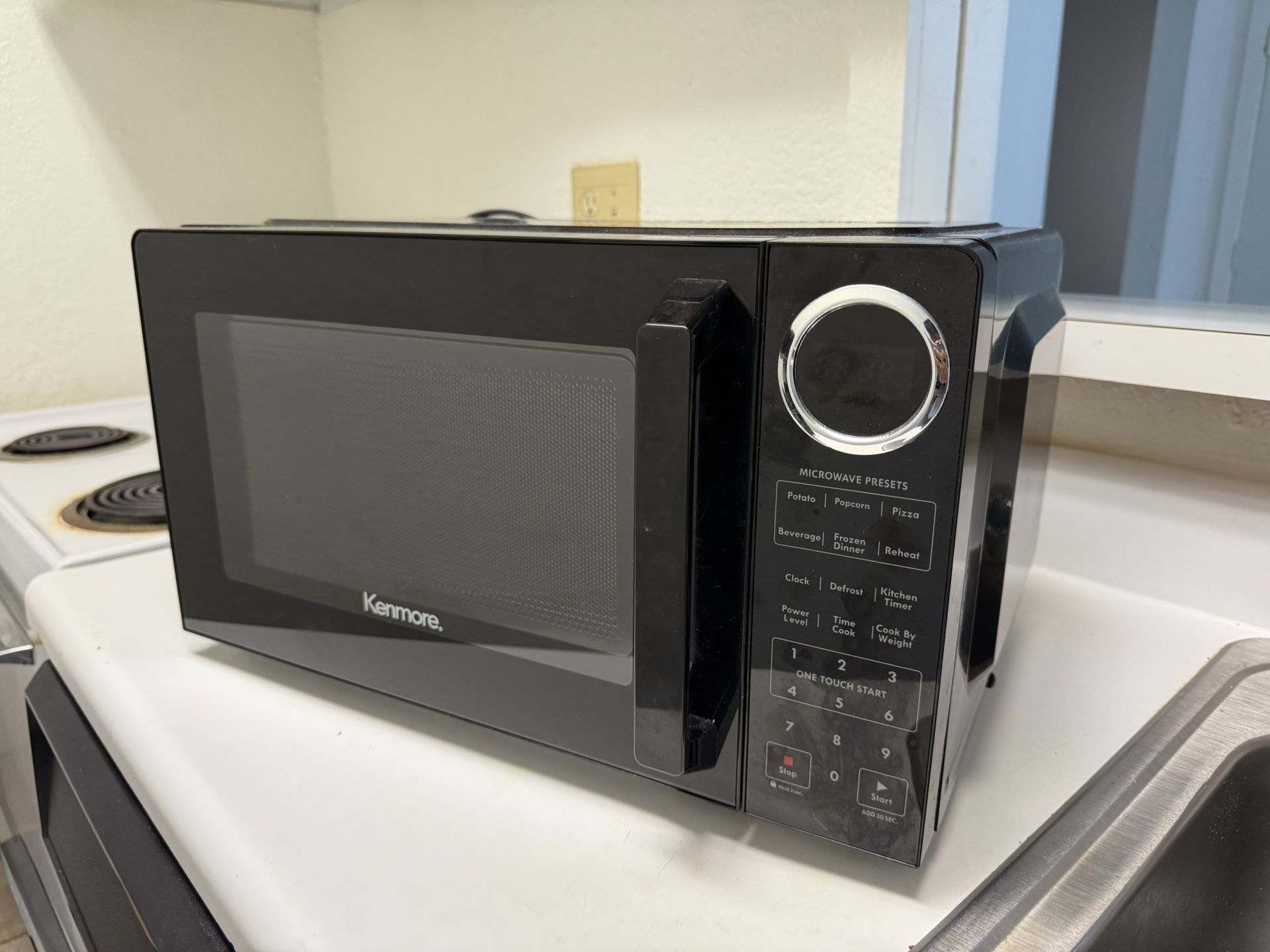 Microwave Kenmore 0.9 Cu. Ft (Perfect Condition)