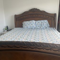 King Size Solid Wood Bedroom Set – Ashley Furniture – Excellent Condition