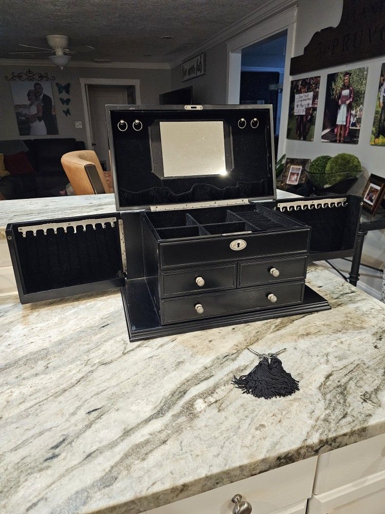 Large BLACK WOODEN Beautiful Black Lacquer Jewelry Box – Velvet Lined ✨️ spacious with keys 🔑