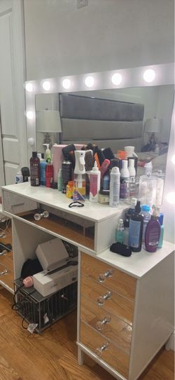 Makeup vanity