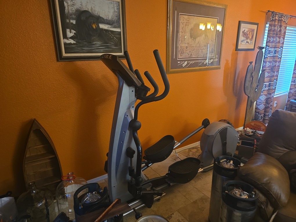 True Fitness Elliptical Trainer Machine Z5 Multiple Programs Ergonomic Smooth Motion Home Cardio Workput Machine