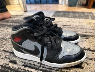 Jordan 1 Mid “Shadow Red