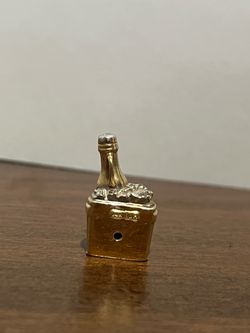 14 karat gold champagne, and ice bucket pendant 4.6 g 14 karat gold champagne, and ice bucket pendant 4.6 g