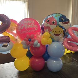 Baby Shark Balloon Stack – Custom Party Decor 🦈🎈