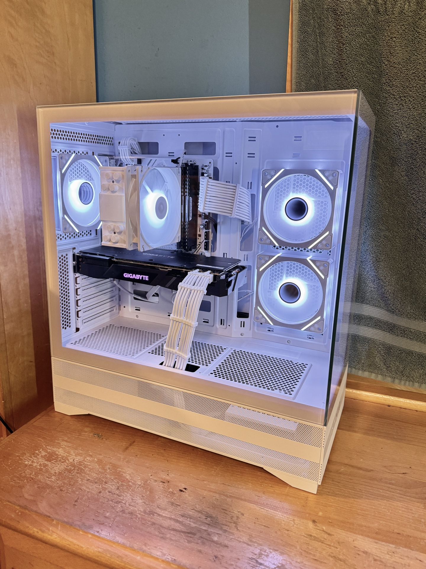 White Gaming PC - Windows 11 Pro, Ryzen 7, 1TB, RGB, Nvidia RTX