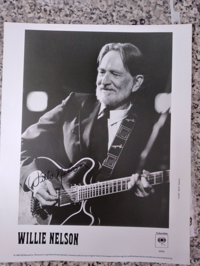 1989 WILLIE NELSON Autographed 8x10 Photo