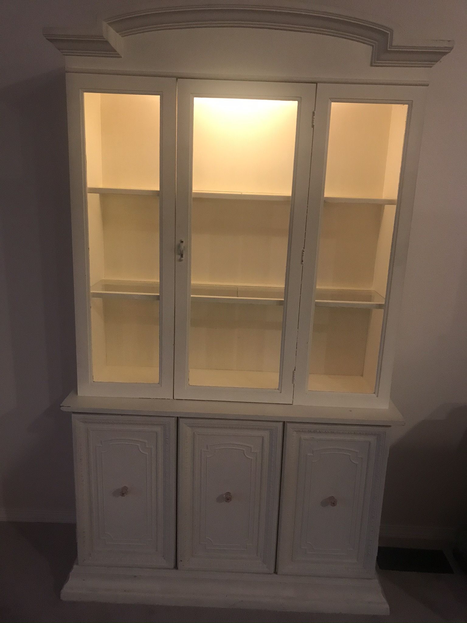 ✨ Shabby Chic Lighted China Cabinet – Vintage ✨