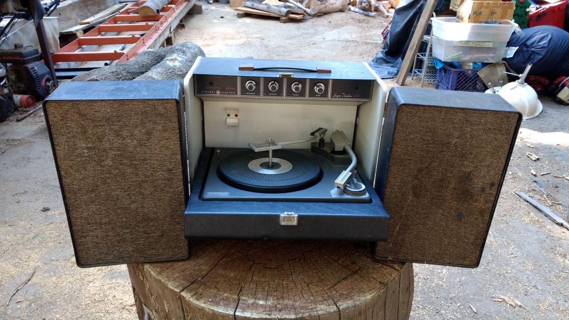 Early-60s (Vintage/Retro) GE Super Trimline 400 Portable Phonograph record player
