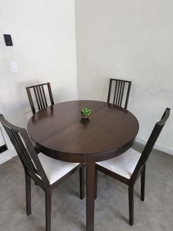 Clean Table and 4 Chairs