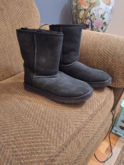 Size 11 UGG Classic Short Boots Black