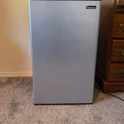 Magic Chef, Compact Refrigerator. 4.4 Cu Ft
