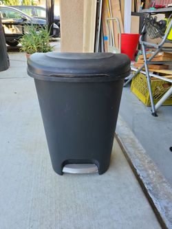 Rubbermaid Trash Can