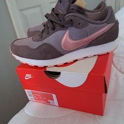 NIKE
