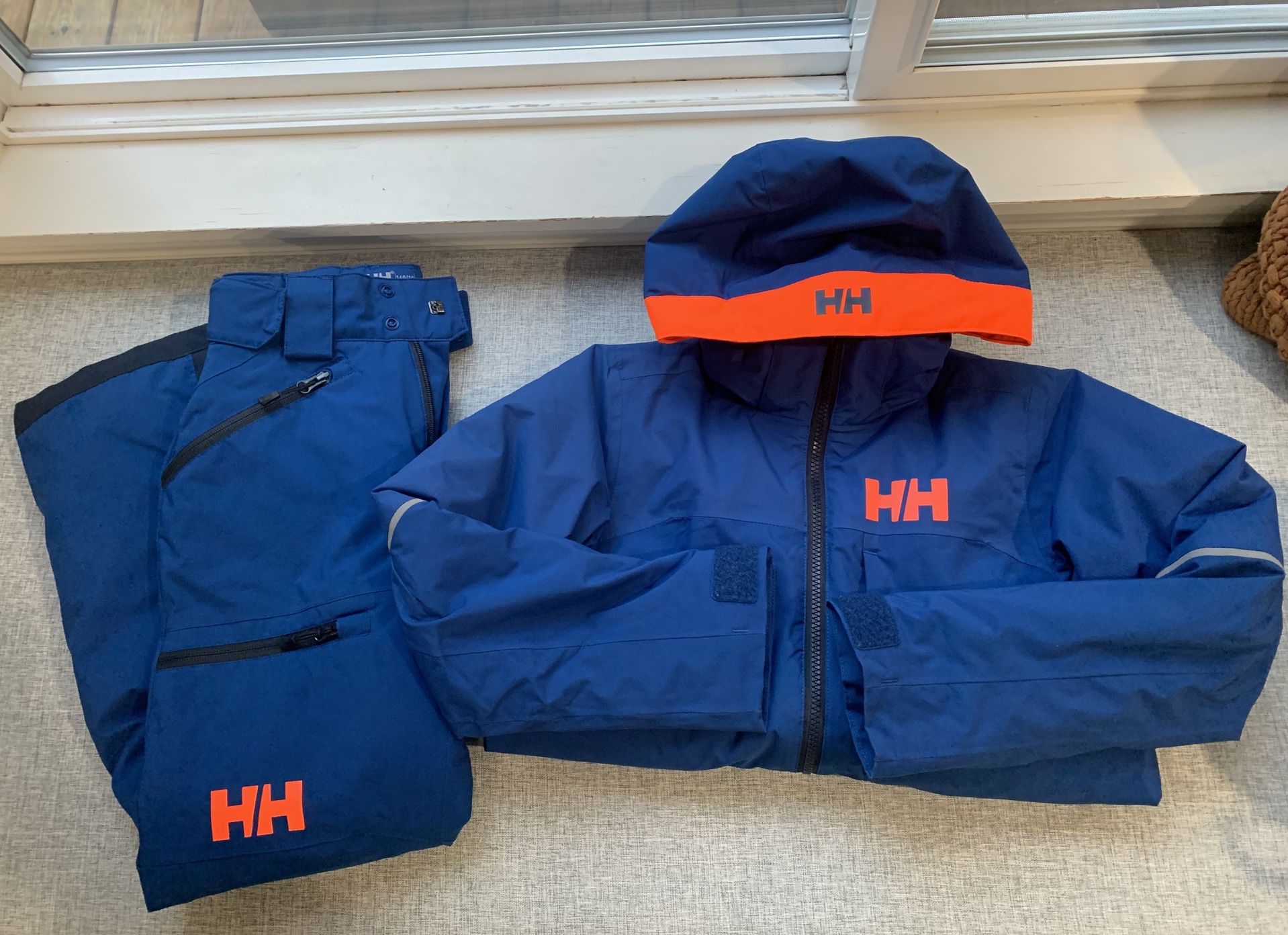 Kids Helly Hansen ski/snowboarding Bundle