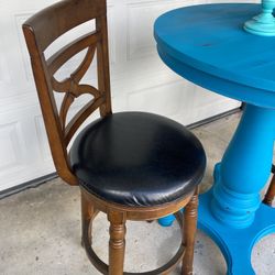 Bar Stools Pair Swivel Like New  28 Tall 