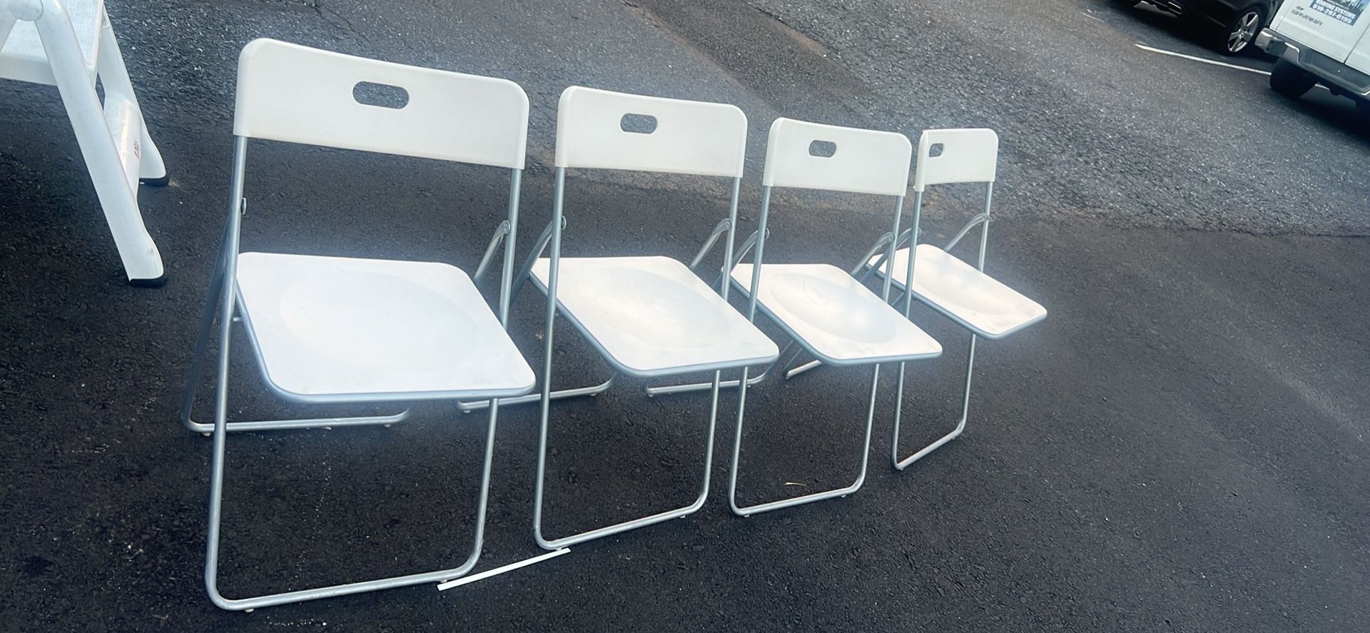 Set Of 4 plastic folding chairs, good condition