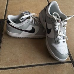 Woman Nike Dunks Aww 5Y $25