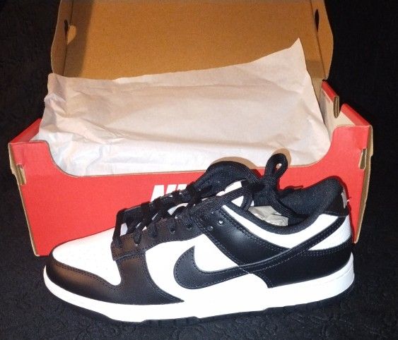 New Never Worn  $65 Nike Shoes  Size 11 Mens   9 Ladies