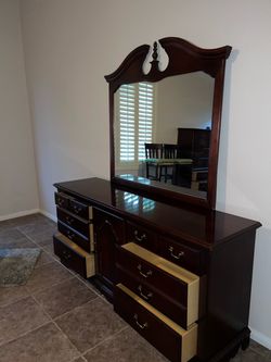 Dresser set