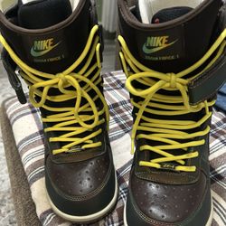 Nike Zoom Force 1 snowboard boot with a Dual Zone BOA closure system Size 7