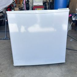 Magic chef mini-fridge With Freezer 