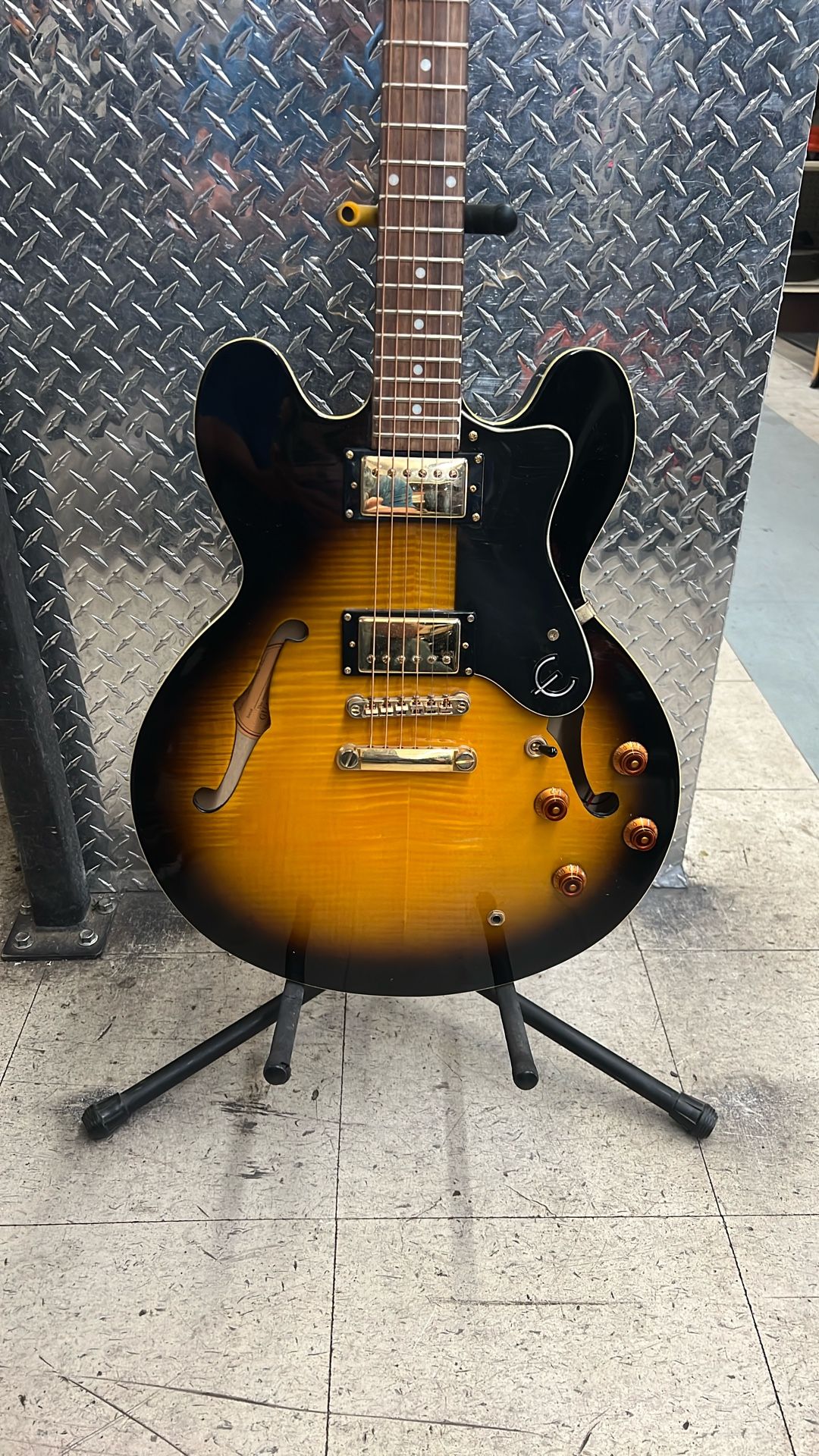 Epiphone DOT Deluxe VS Semi-Hollowbody Archtop Electric Guitar