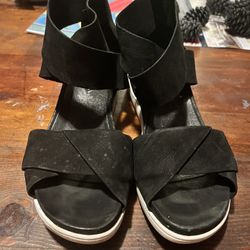 Elaine Fisher, black sandals