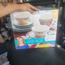 BRAND NEW Pioneer Woman 12-piece Dinnerware Set