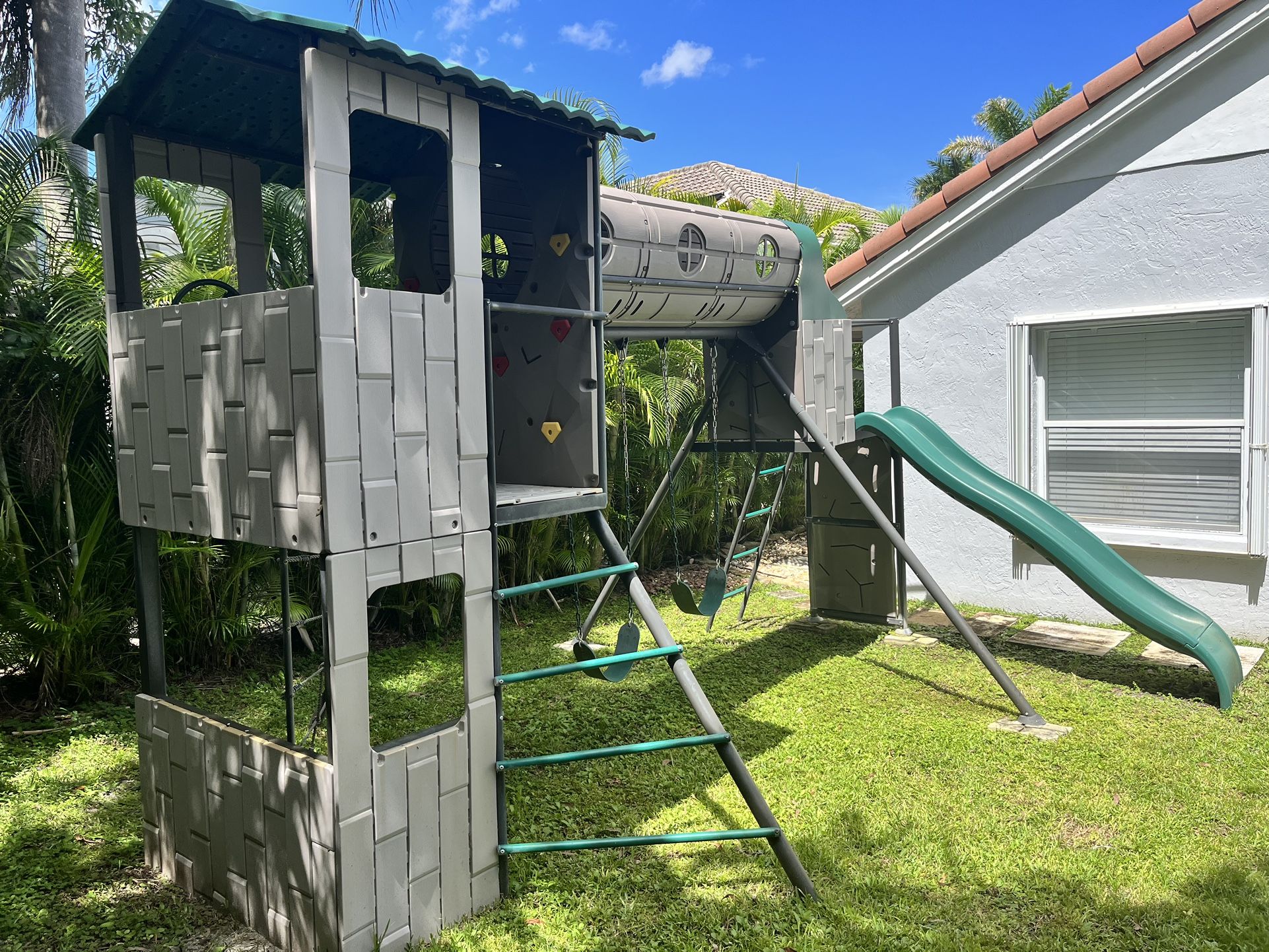 Lifetime Tunnel Playset Swing set Playground