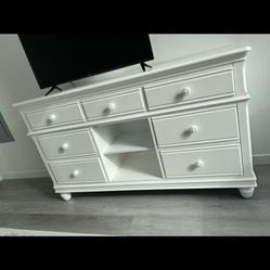 White Wooden 7 Drawer Dresser 