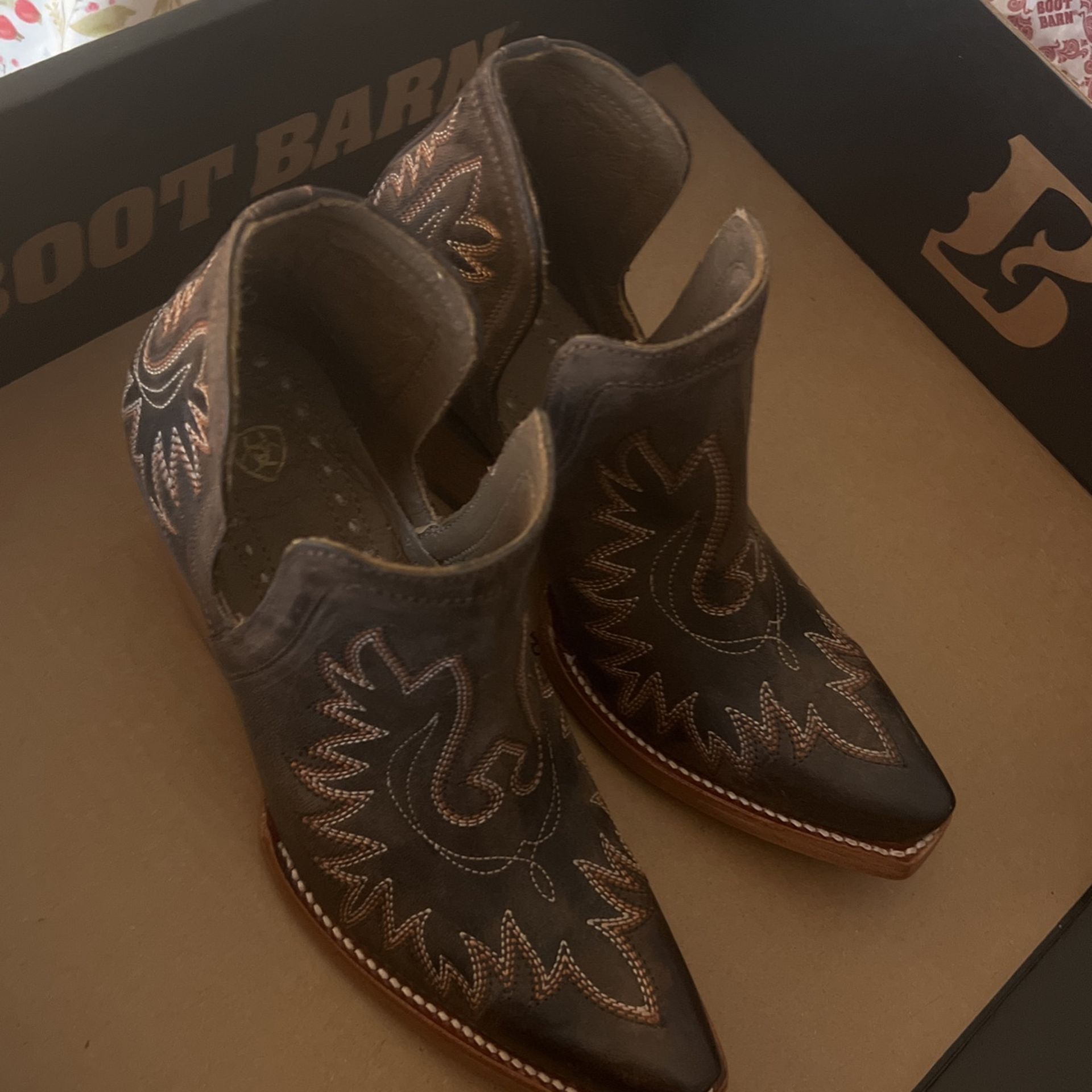 Boots Size 6 Boot Barn By Ariat