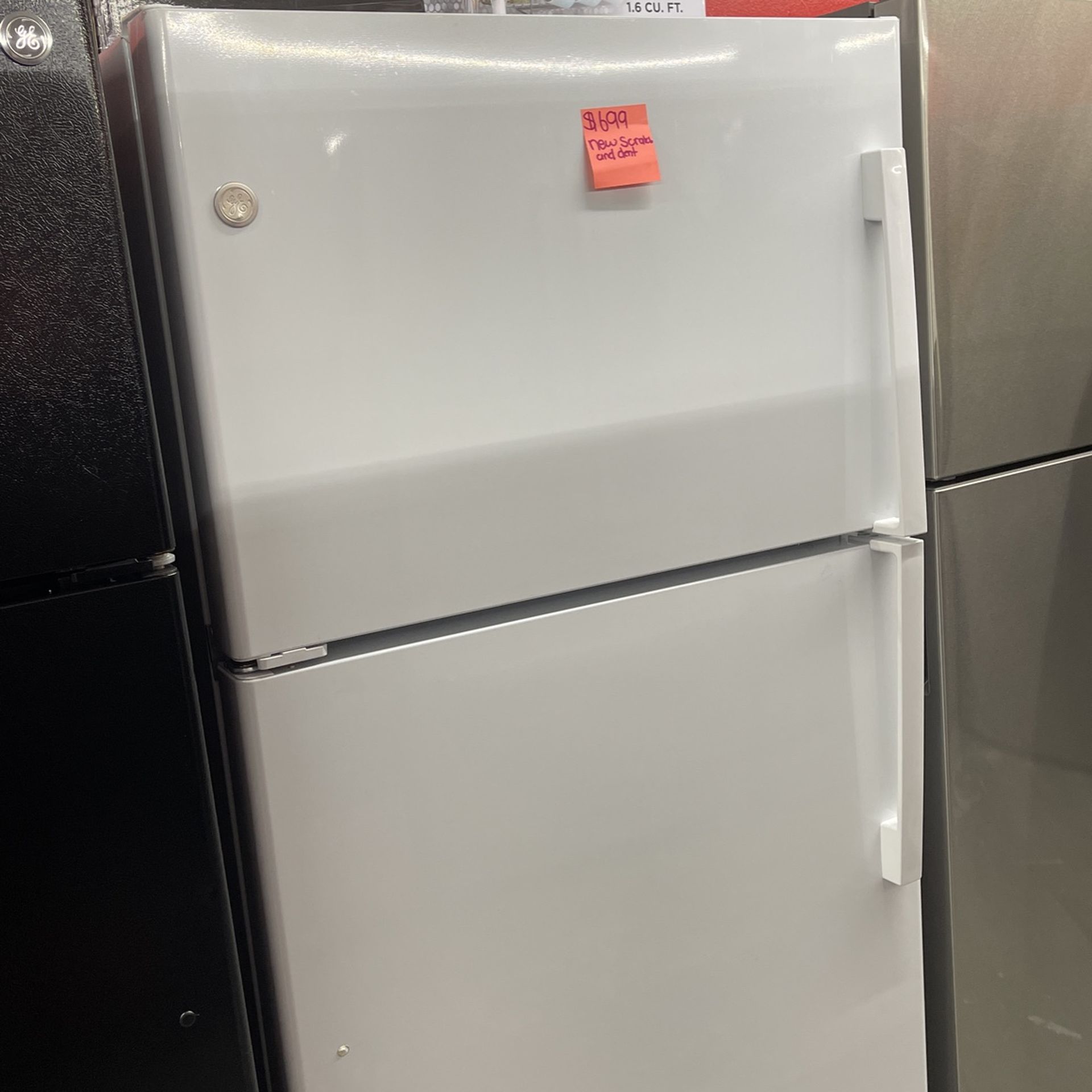 New Scratch And Dent GE 21 Cu Ft Top And Bottom Fridge. 1 Year Warranty