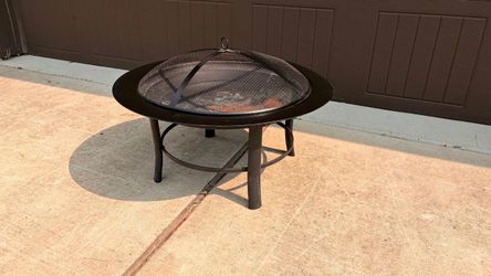 Round Metal Outdoor Fire Pit with Spark Screen