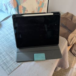 iPad Air. M1. 5th Gen. With Apple Pencil And Case 