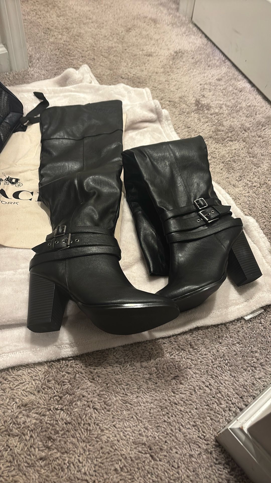 Woman’s Knee Boots