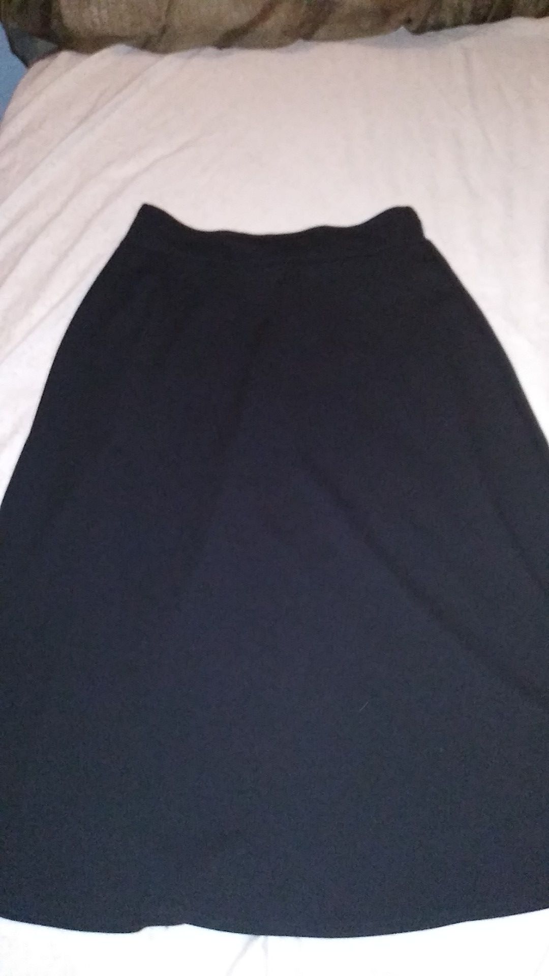 una falda negra talla M para mujer