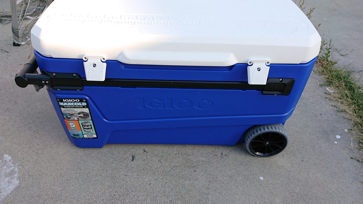 Igloo Maxcold Wheeled Cooler - 110 Quarts