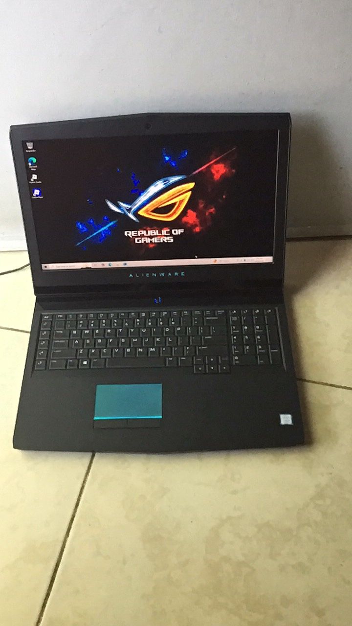 17.3” Alienware 17 r4 Window 10 Gaming Laptop 256gb SSD Missing Bach hat cover and charger but everything work good sale as is