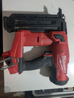 Milwaukee M18 FUEL 18-Gauge Brad Nailer