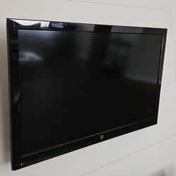 43 Inch Old TV With Apple TV And Speakers And Mount 