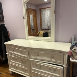 6 drawer dresser with mirror  Good clean condition  A small mark on top