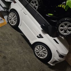 Range Rover Ride On Toddler Car. Barely Used 