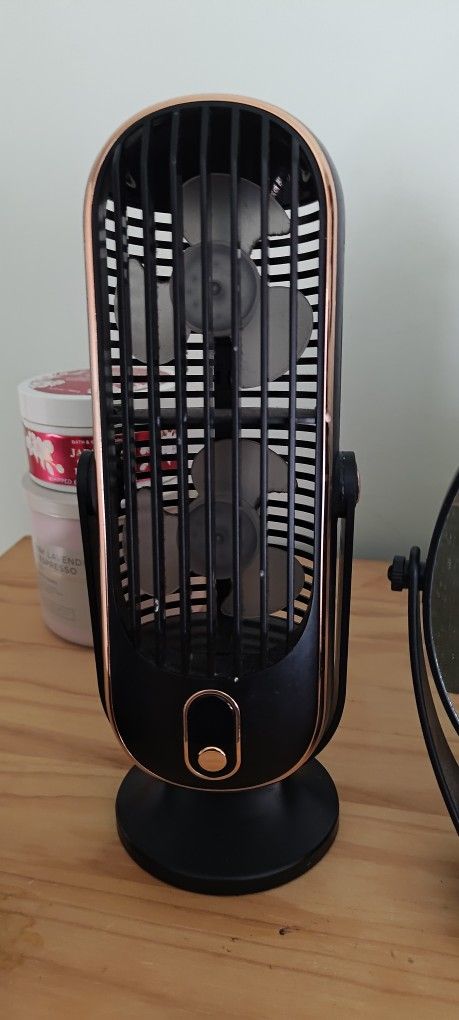 Rechargeable mini tower fan