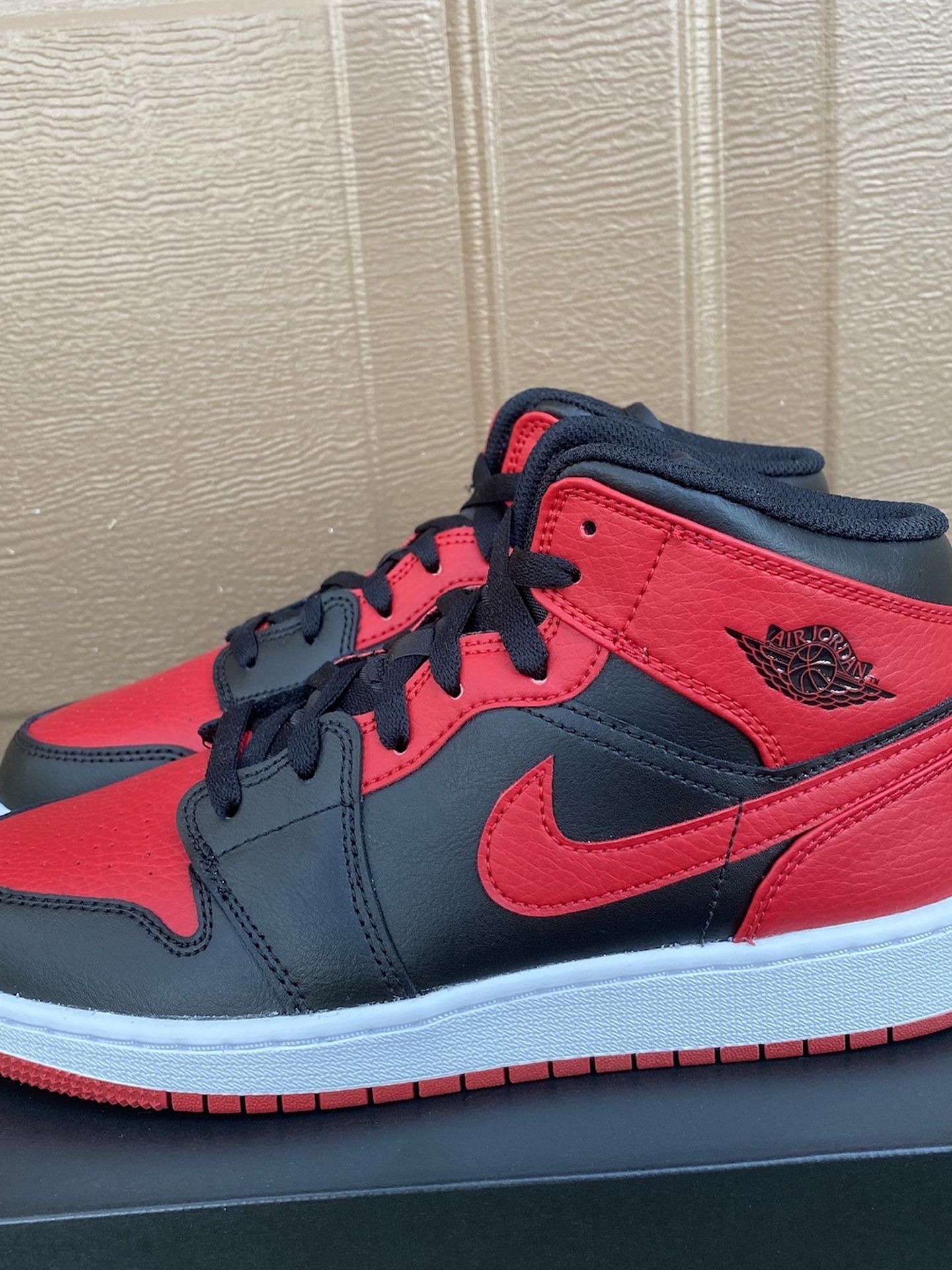 Air Jordan 1 Banned Mid GS Size 7Y Brand New DS