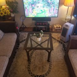 EXCELLENT CONDITION  CENTRAL / END TABLE, MADE WITH METAL AND GLASS, BEAUTIFUL.  $30