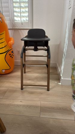 Modern Convertible High Chair Excellent Condition