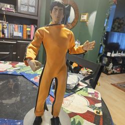 18" BRUCE LEE ASYLUM FIGURE & EXTRA OUTFITS 